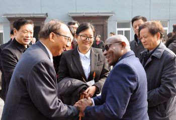 赤道幾內(nèi)亞原農(nóng)業(yè)、畜牧與食品部部長維克托•格蘭赫•梅萊訪問江西贛糧實(shí)業(yè)有限公司