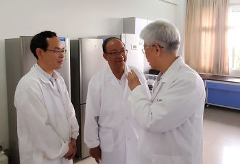 謝華安、謝聯(lián)輝院士在贛糧院士工作站指導(dǎo)工作
